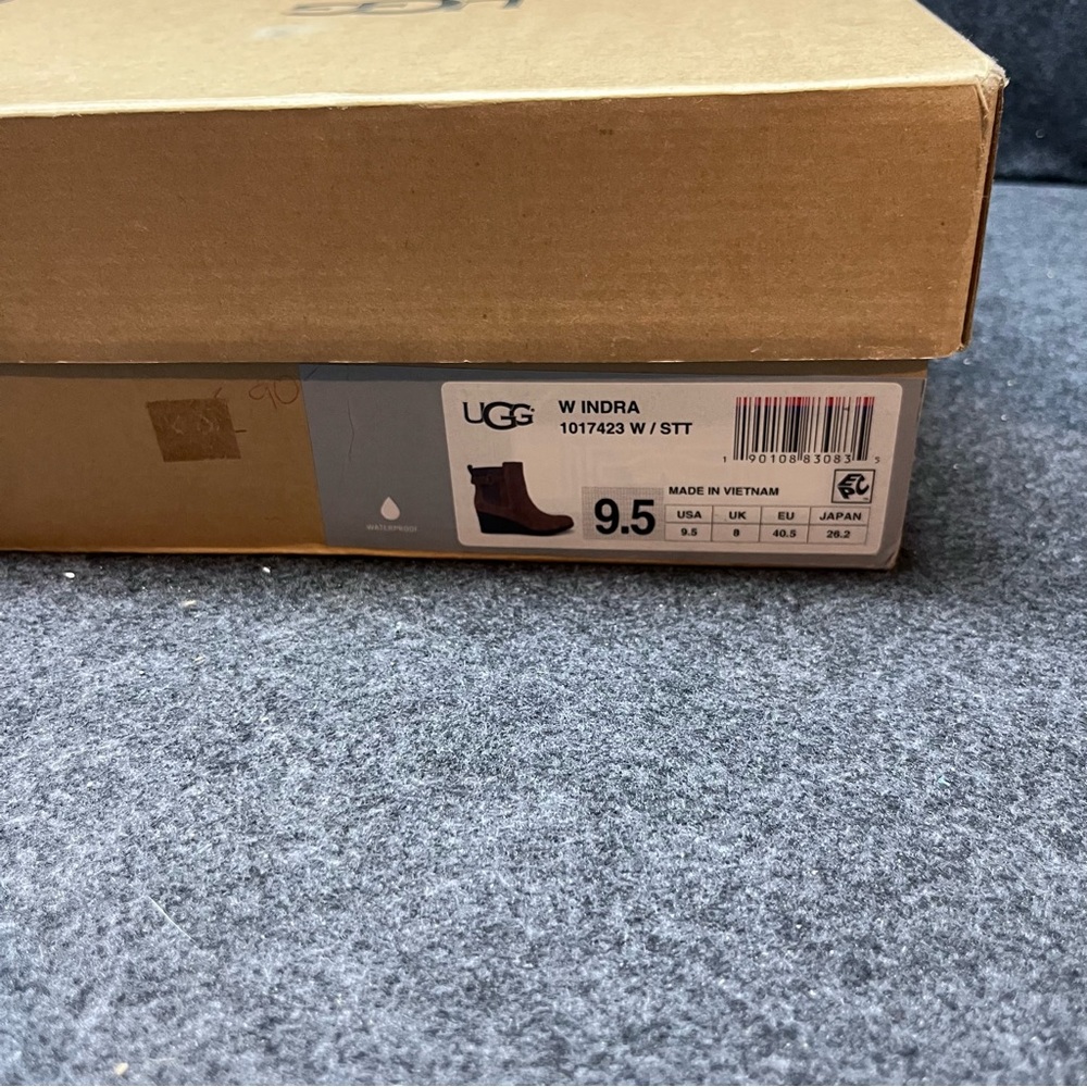 UGG Women's Indra waterproof wedge boot in the stout color and size 9.5 - Picture 5 of 10